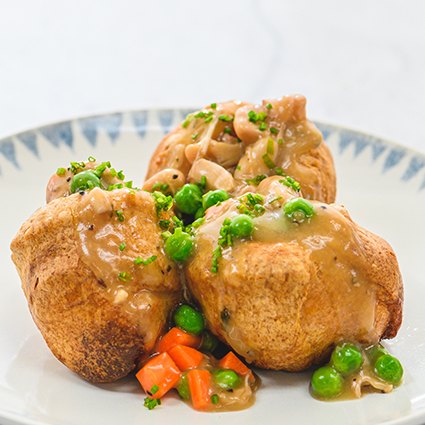 Pouding Yorkshire farci avec sauce au poulet et à la bière