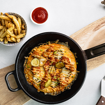 Sandwich chaud au poulet sur pain plat