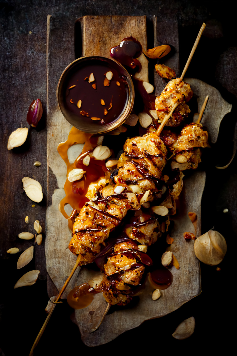 Brochetas de pollo glaseado pegajoso al ajo negro