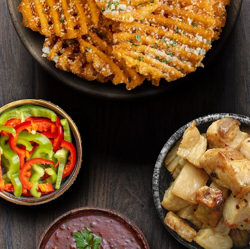 Gajos de papa envueltos con tocino y dip de ajo-limón