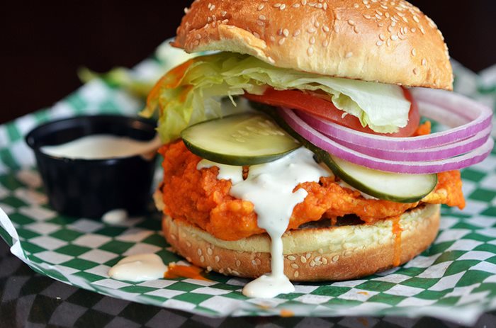 Buffalo chicken sandwich con salsa para alitas