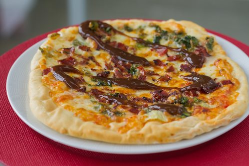 PIZZA DE ESCAROLA, MUSSARELA, BACON E MOLHO DE CEBOLA CARAMELIZADA